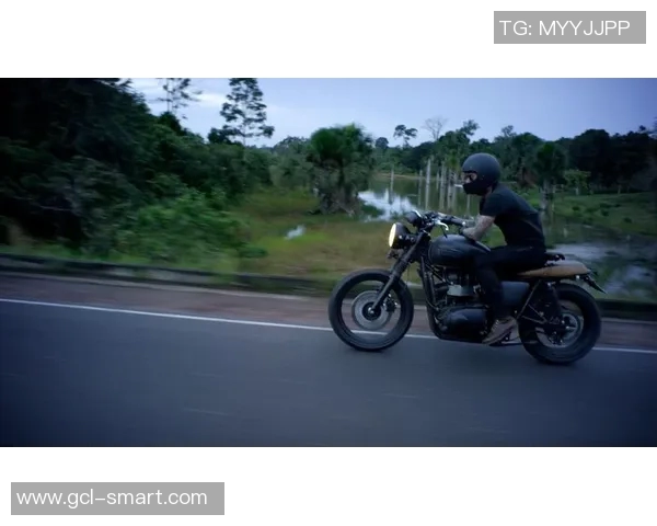 足球明星骑机车高清图片展现运动与激情的完美结合